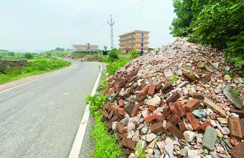 , जंक्शन बनाने के लिए की जा रही सडक़ की खुदाई