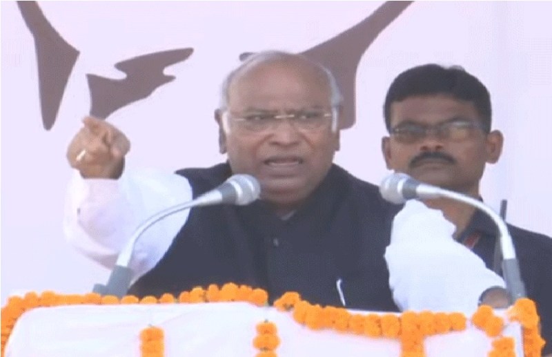 बोले - मोदी हो गए है दूरदर्शन, गरीबों के पास नहीं जाते