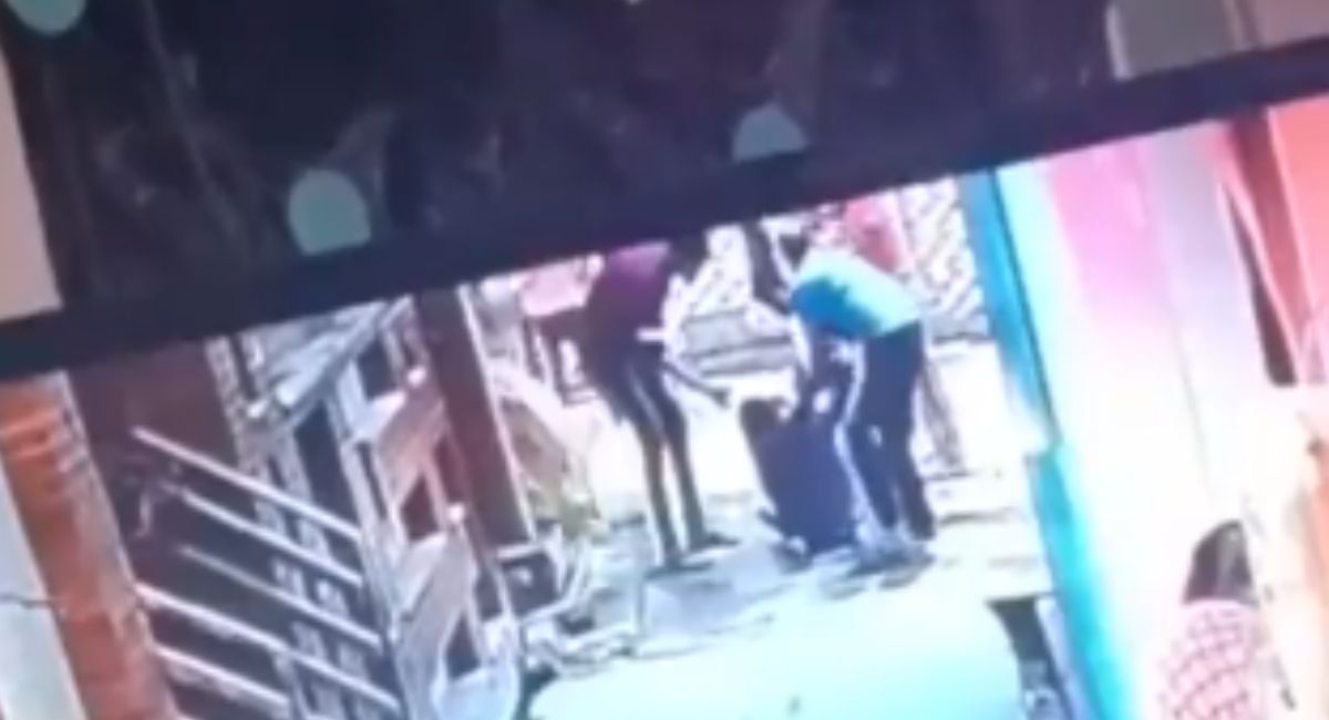Video:हादसे का वीडियो देख डर जाएंगे आप, छत पर रस्सी बांध रहे लड़के के साथ हो गया
कांड