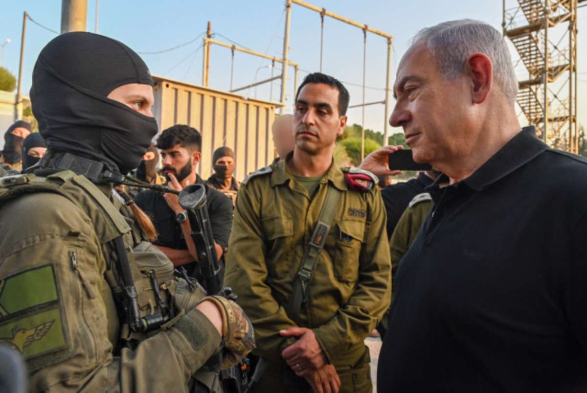 netanyahu_with_israeli_soldiers.jpg