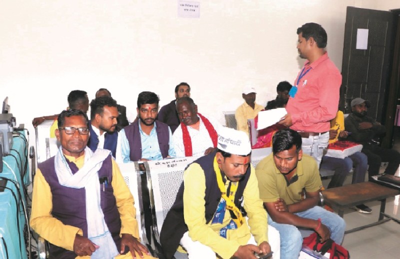 CG Election 2023: प्रतापपुर सीट पर कांग्रेस के बागी ने वापस लिया नाम, चुनावी मैदान में 3 सीट पर 42 उम्मीदवार