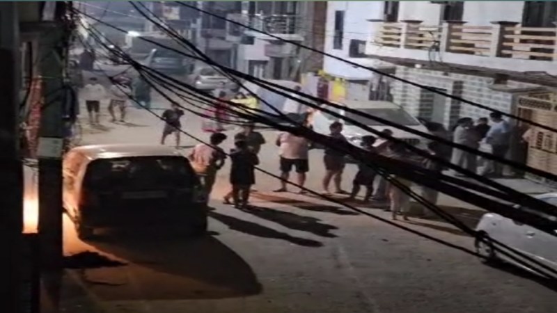 आधी रात को भूकंप का झटका महसूस होने के बाद घरों से बाहर निकले लोग