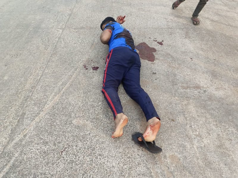 थाना के सामने सड़क पर पड़ा घायल