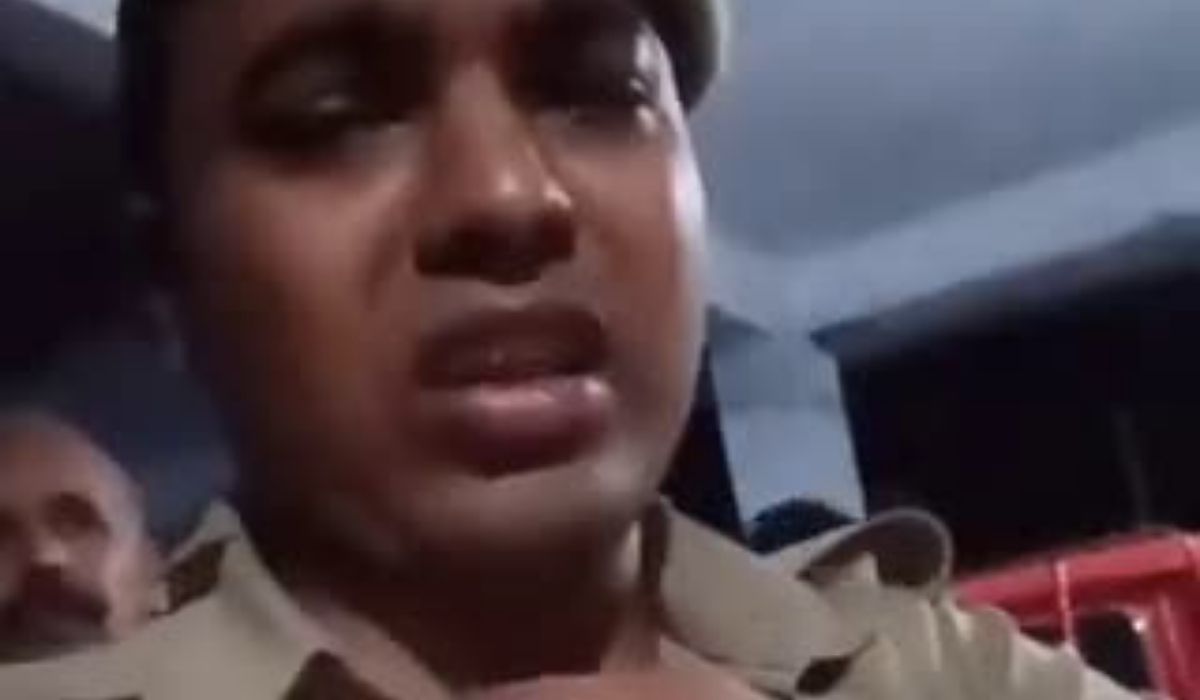 Video: स्टेशन प्रभारी की दबंगई, ऑन कैमरा फायरमैन को पीटा, कुल्हाड़ी मारी