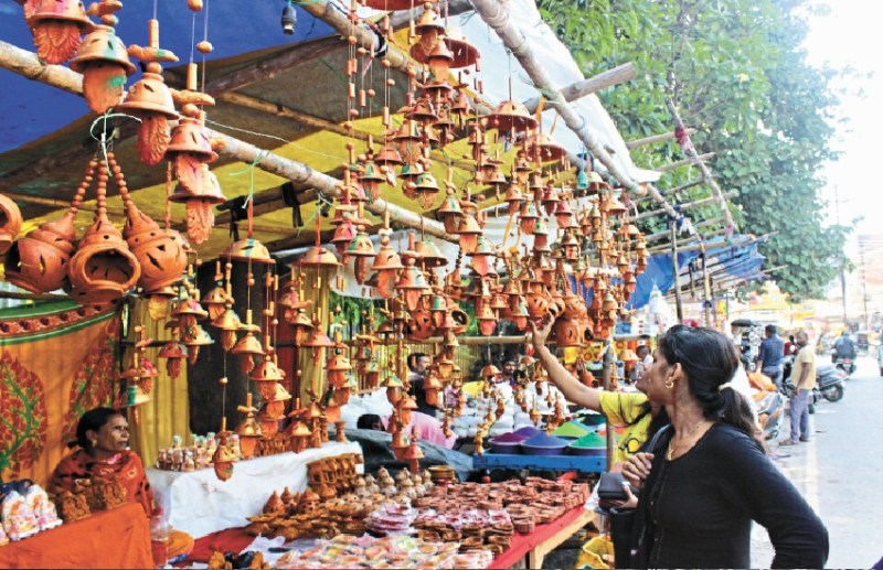 CG Festival 2023: डिजाइनर दीयों से सजे बाजार, मिट्टी के बंदनवार की बढ़ी मांग