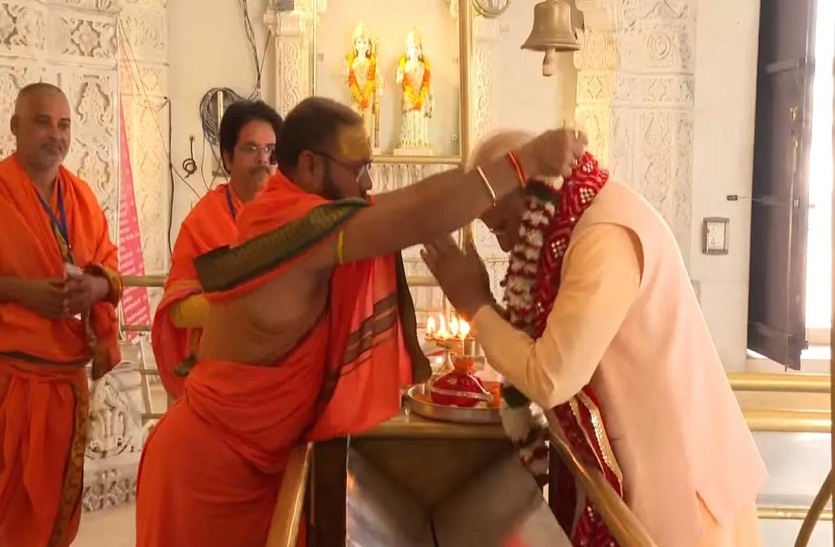 मां बम्लेश्वरी के दर पर पहुंचे प्रधानमंत्री नरेंद्र मोदी, मंदिर की परिक्रमा भी
की, देखिए वीडियो