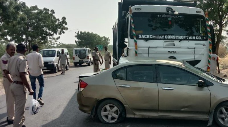 Dumper hits car, three people die in barmer