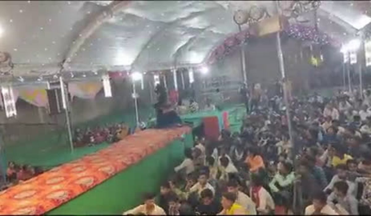 Video: रामलीला के मंच पर बार बालाओं का अश्लील डांस देख बेकाबू हुई भीड़, मुकदमा
दर्ज