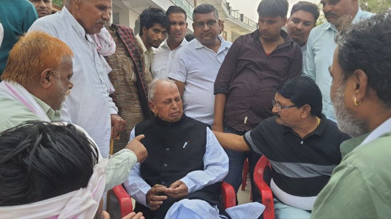 Congress MLA Bharosi Lal Jatav cried among the people at home