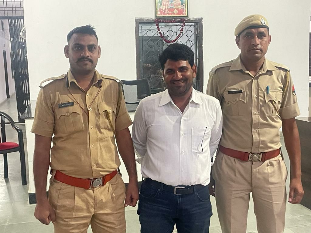 मोपेड की डिक्की से 25 लाख बरामद, चालक को हिरासत में लिया