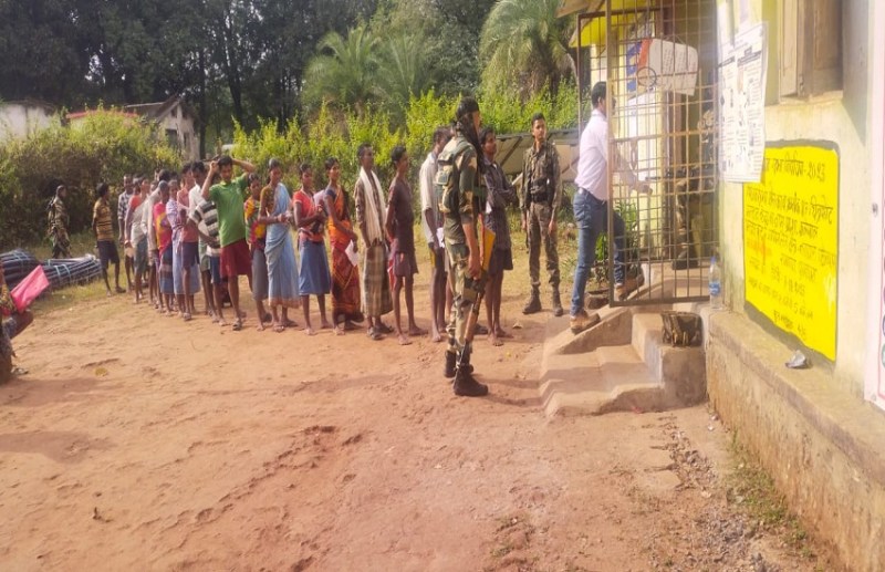 धुर नक्सल प्रभावित कालेपाल में पहली बार हो रही वोटिंग