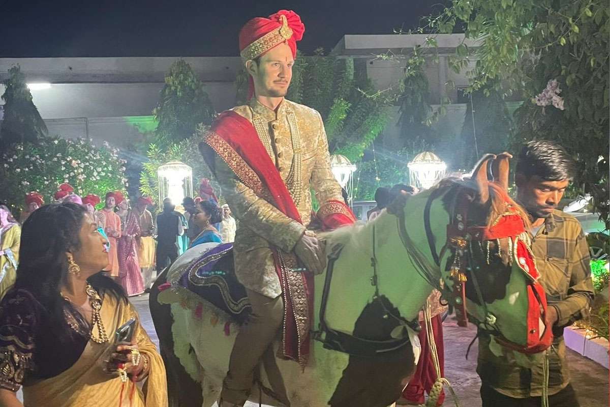 American groom follows Indian tradition
