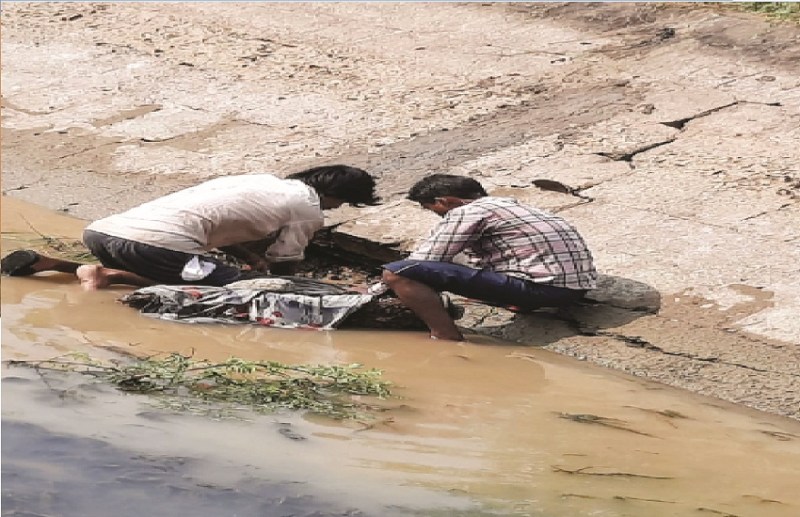 CG News: मरम्मत में करोड़ों खर्च, लोग मछली पकड़ने कर रहे नहर को क्षतिग्रस्त