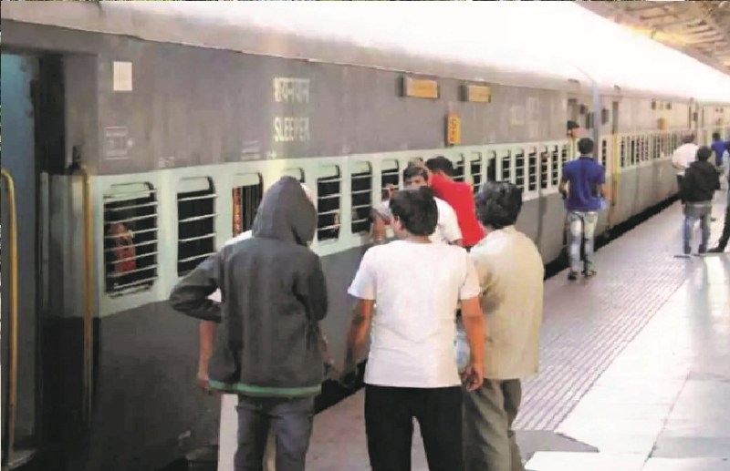 CG News: ट्रेनों में यात्रियों की भीड़, वेटिंग लिस्ट 190 के पार, छठ तक कई ट्रेनों में नो-रूम