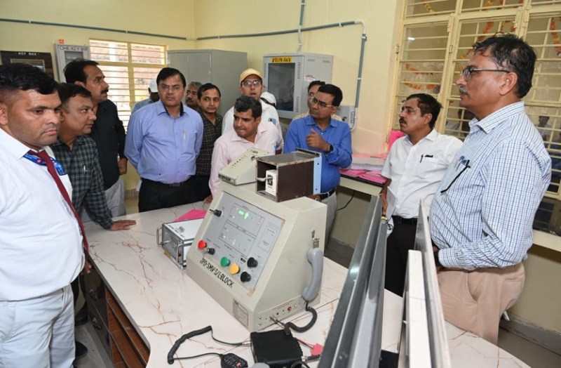 120 किलोमीटर की गति से सुमावली- जौरा के बीच ब्रॉडगेज लाइन पर दौड़ाई ट्रेन