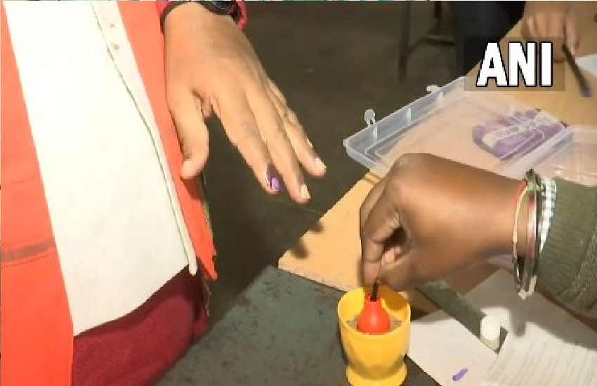 भाजपा से केदार कश्यप, लता उसेंडी, कांग्रेस से मोहन मरकाम ने डाला वोट