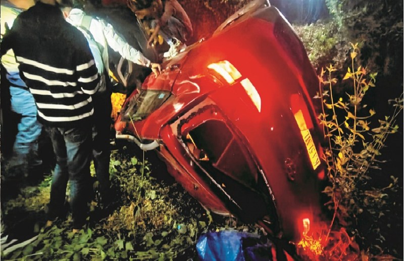 Accident: चालक को आई झपकी, तेज रफ्तार कार पुल से नीचे गिरी