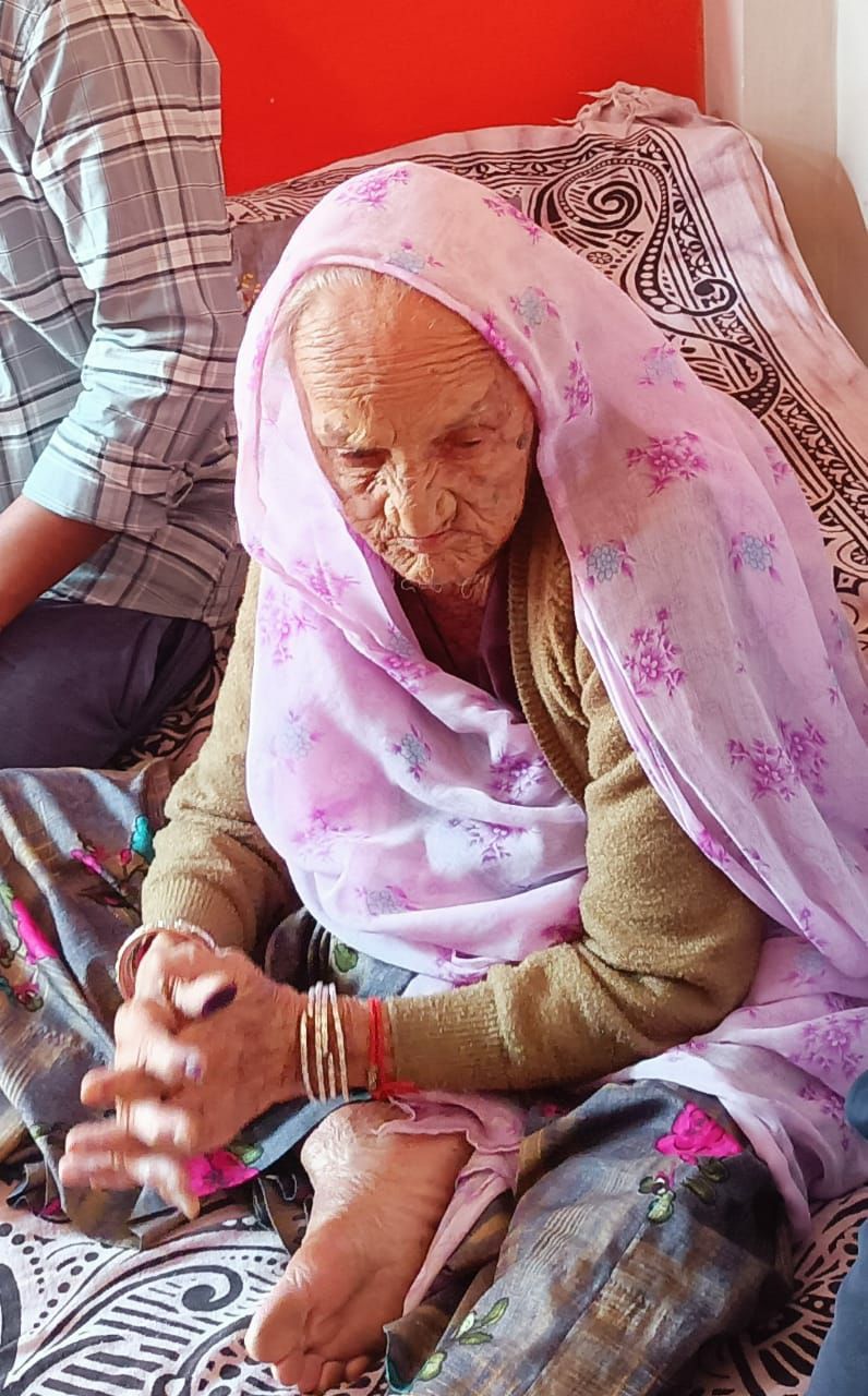 103 साल की लाड़ बाई सहित 1566 बुजुर्ग, पीडब्ल्यूडी मतदाताओं ने डाले घर से वोट