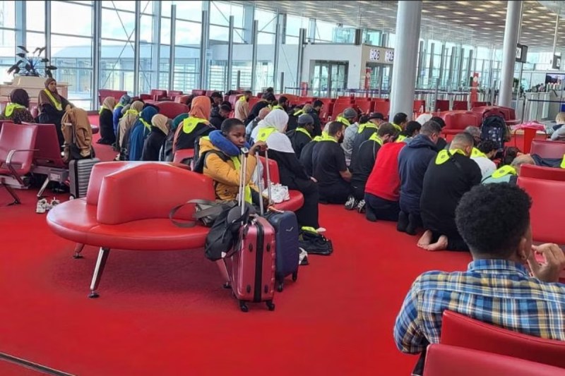 muslims_offering_prayer_at_paris_airport.jpg