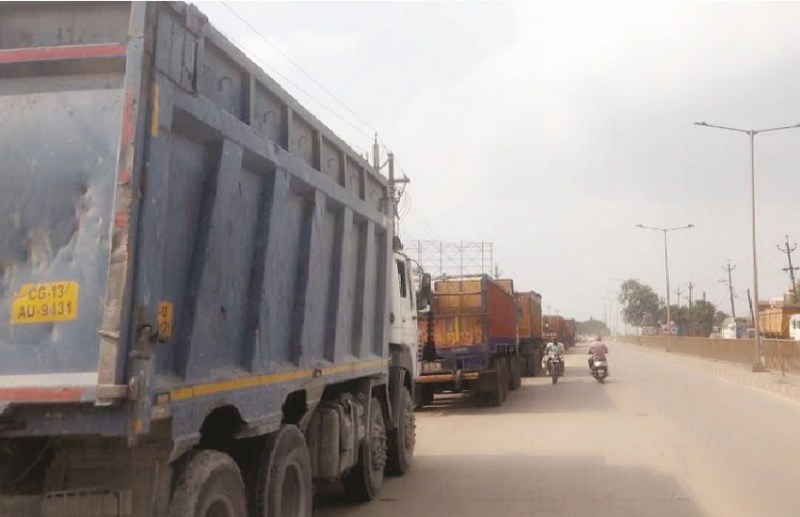 CG News: NH किनारे बेतरतीब खड़े भारी वाहन दे रहे हैं हादसों को न्योता