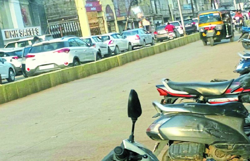 CG News: पार्किंग के लिए जगह नहीं, सड़क पर वाहन पार्क