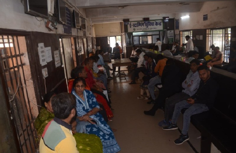 CG News: त्योहारी सीजन में रजिस्ट्री कार्यालय का सर्वर गायब, प्राॅपर्टी के मालिक बने बिना ही लौटे