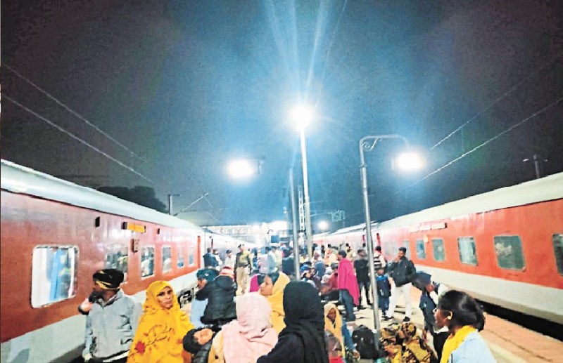 CG News: बेतवा एक्सप्रेस में आई खराबी, तीन ट्रेनें प्रभावित, यात्री काफी देर तक परेशान