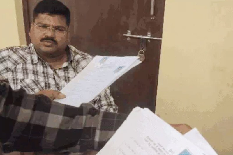 कौन है ये गौरव गुप्ता ?, जिसके आगे नतमस्तक है गोरखपुर प्रशासन!....ऐसे तो आतंकियों को भी मिल जायेगा पटाखों का लाइसेंस