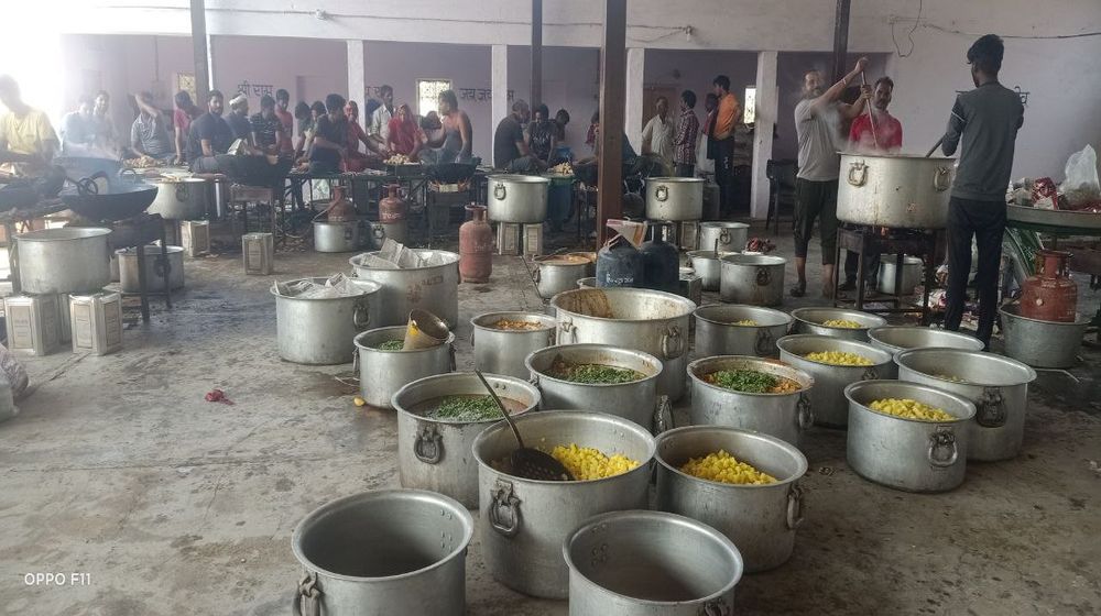 कार्यकर्ता ले रहे दाल-पूड़ी के चटखारे