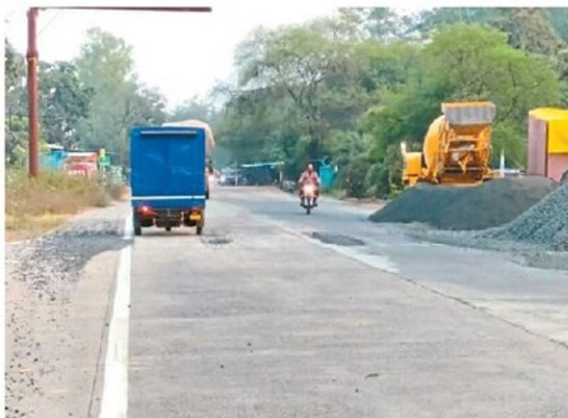 सड़क के किनारे डाल रहे गिट्टी, राहगीरों की मुसीबत