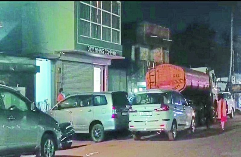 बड़े कारोबारियों में हड़कंप: दो भाई हैं मालिक, आईटी की टीम सुबह पहुंची और देर रात तक जांच चलती रही, कुछ भी बताने से किया इनकार