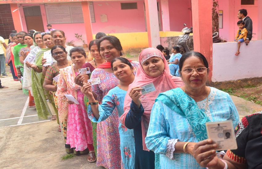 लोकतंत्र का टीका लगवाने लगी रही लंबी कतार