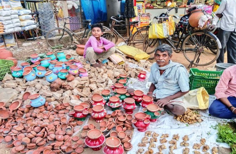 दीपोत्सव : दीए बेचने वाले कुम्हारों का जीवन अंधेरे में, उजियारे का इंतजार