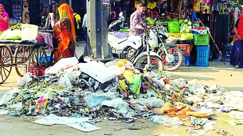 सफाईकर्मियों ने किया ठेका पद्धति का विरोध, दूनी में सफाई हुई व्यवस्था ठप, शहर में जगह-जगह कचरे व गदंगी के ढेर