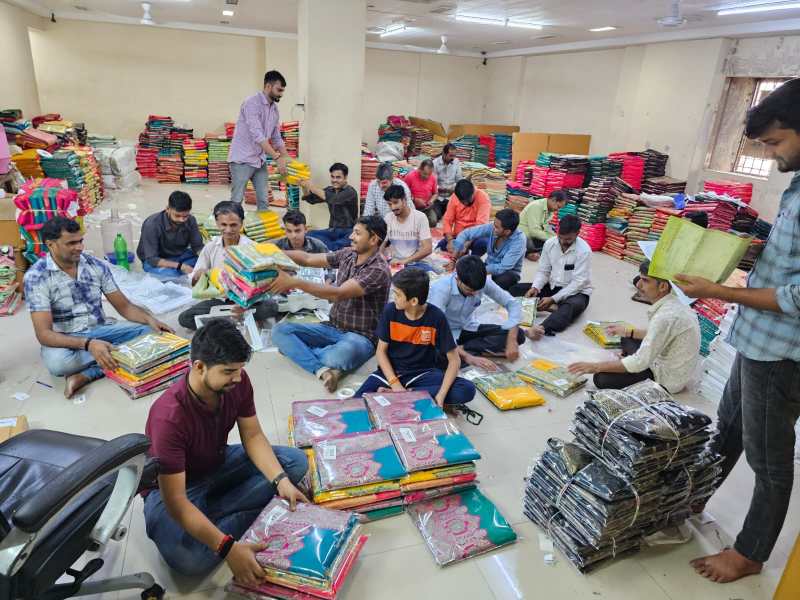 SURAT KAPDA MANDI: अब जो माल गया तो ट्रांसपोर्ट में अटक जाएगा!