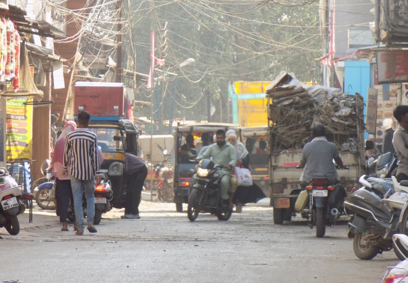 इस शहर की 15 फुट चौड़ी सडक़ शाम तक हो जाती है 8 फुट की, बेतरतीब पार्किंग से बढ़ी परेशानी