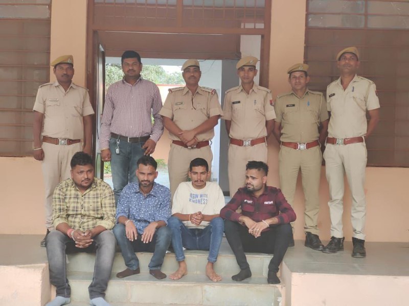 कुवैत से लौटते युवाओं से 290.68 ग्राम के दो सोने के बिस्किट जब्त