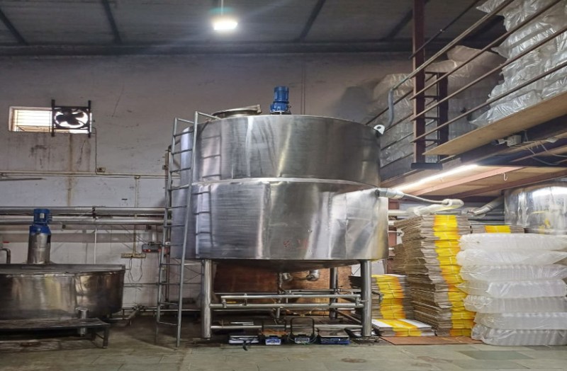 सूरत व वलसाड से 1863 किलोग्राम शंकास्पद घी-तेल बरामद