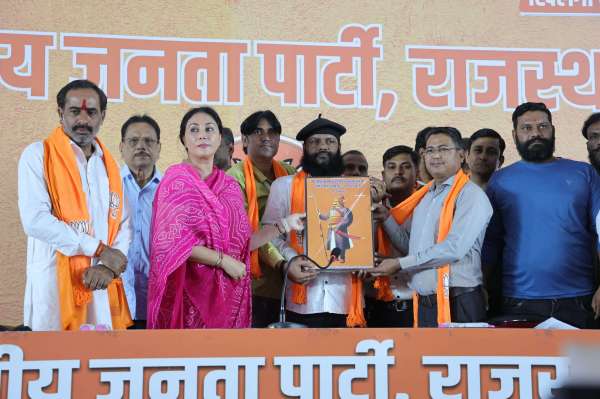 Independent candidate from Vidyadhar Nagar, Vishnu Pratap withdrew his nomination in support of Diya Kumari and joined the BJP along with his supporters.