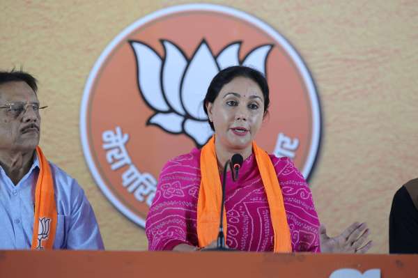 Independent candidate from Vidyadhar Nagar, Vishnu Pratap withdrew his nomination in support of Diya Kumari and joined the BJP along with his supporters.