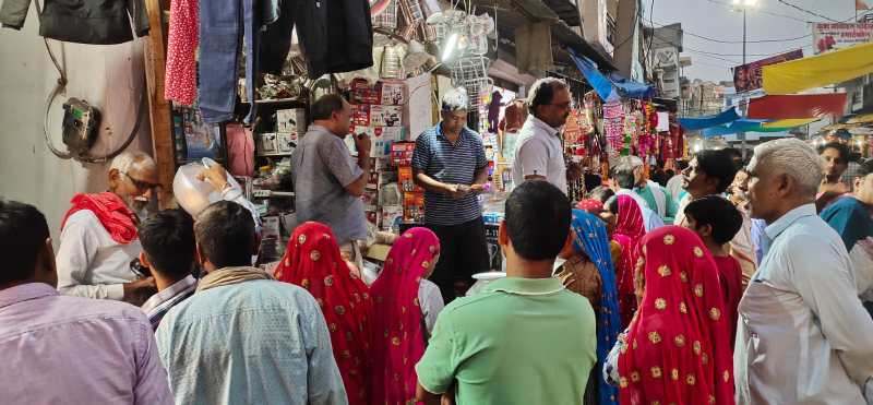 धनतेरस पर दिनभर की खरीदारी त्योहार की छाई रौनक