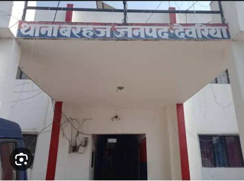 जिले के बरहज कोतवाली क्षेत्र के एक गांव में शाम को एक युवती अपने घर जा रही थी। तभी सुनसान स्थान पर अकेला पाकर गांव के आशु यादव और पंकज यादव ने उसे पकड़ लिया। युवती का आरोप है कि अंधेरे का लाभ उठाकर दोनों खेत की तरफ खींचकर ले जाने लगे।