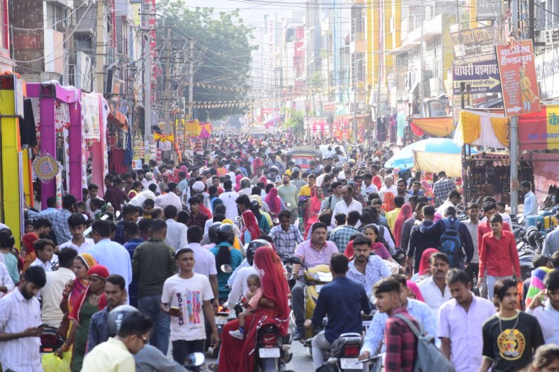  बाजारों में भारी भीड़ के चलते पैर रखने तक की जगह नहीं 