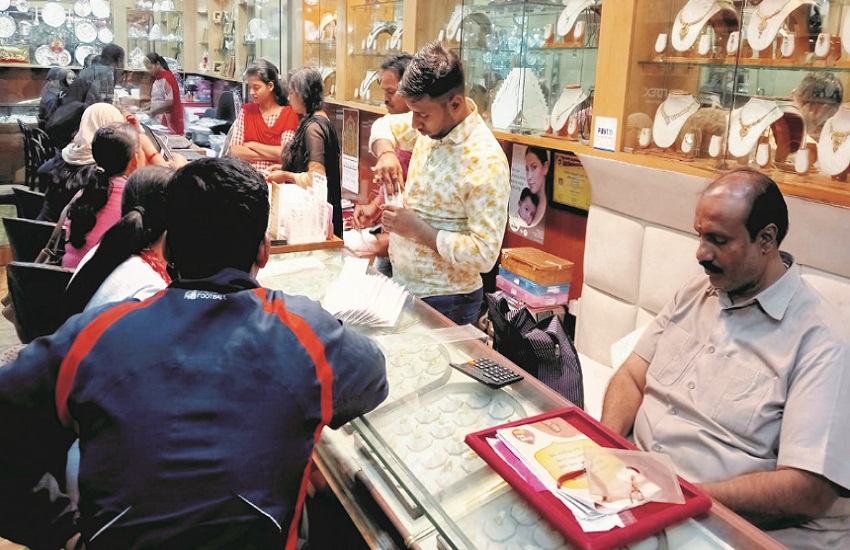 Diwali Festival 2023: सज धजकर बुला रहा बाजार, आएंगी खुशियां अपार