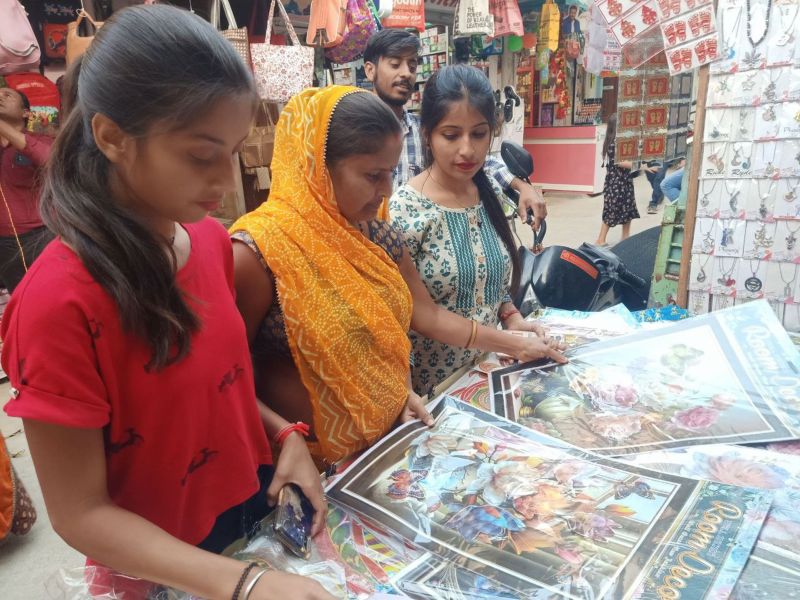 धनतेरस की खरीदारी के लिए उमड़े ग्राहक, बाजारों में रौनक, व्यापारियों में छायी खुशी