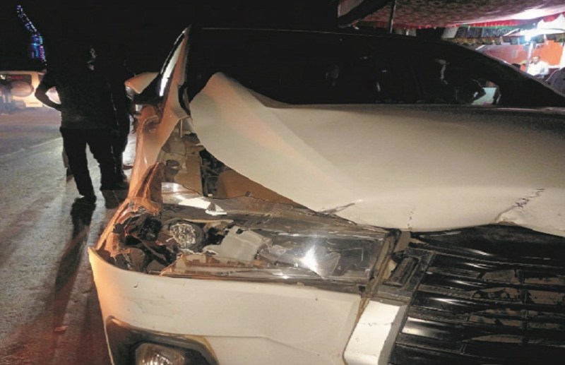 CG Election 2023: कांग्रेस प्रत्याशी शेषराज की कार को टे्रलर ने मारी टक्कर