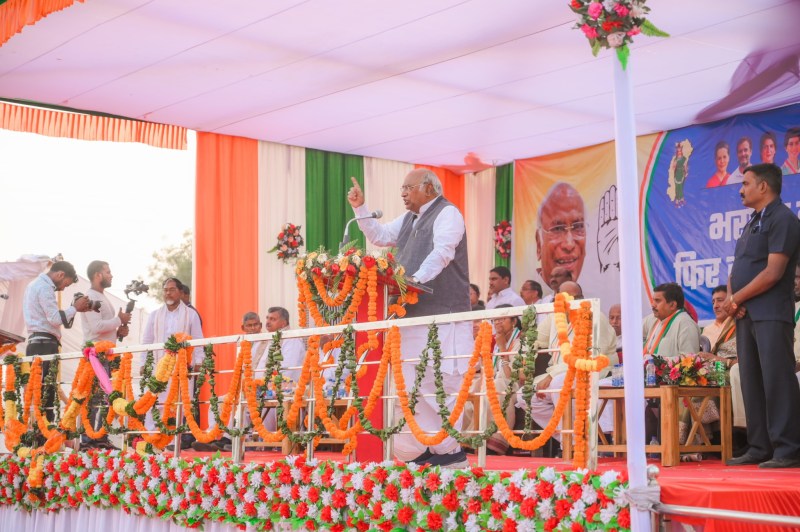 पब्लिक सेक्टर के कारखाने कांग्रेस लेकर आई भाजपा ने हड़पने का काम किया, अमीरों को बेचा