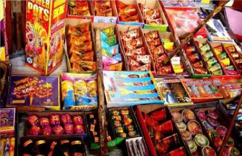 पटाखा फैक्ट्रियों में नियमों का पालन नहीं, मानक से अधिक प्रोडक्शन और भंडारण