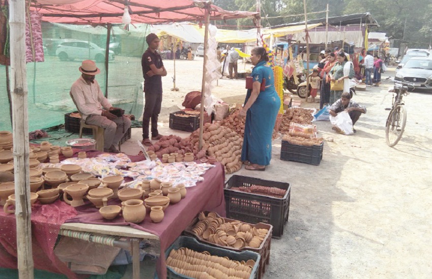 Diwali Festival 2023: नटवर स्कूल मैदान में सज गई दीया व पूजा सामग्री की दुकानें