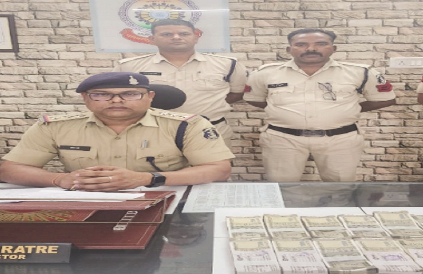 Crime News: वाहन जांच के दौरान कार से 8 लाख नगद जब्त